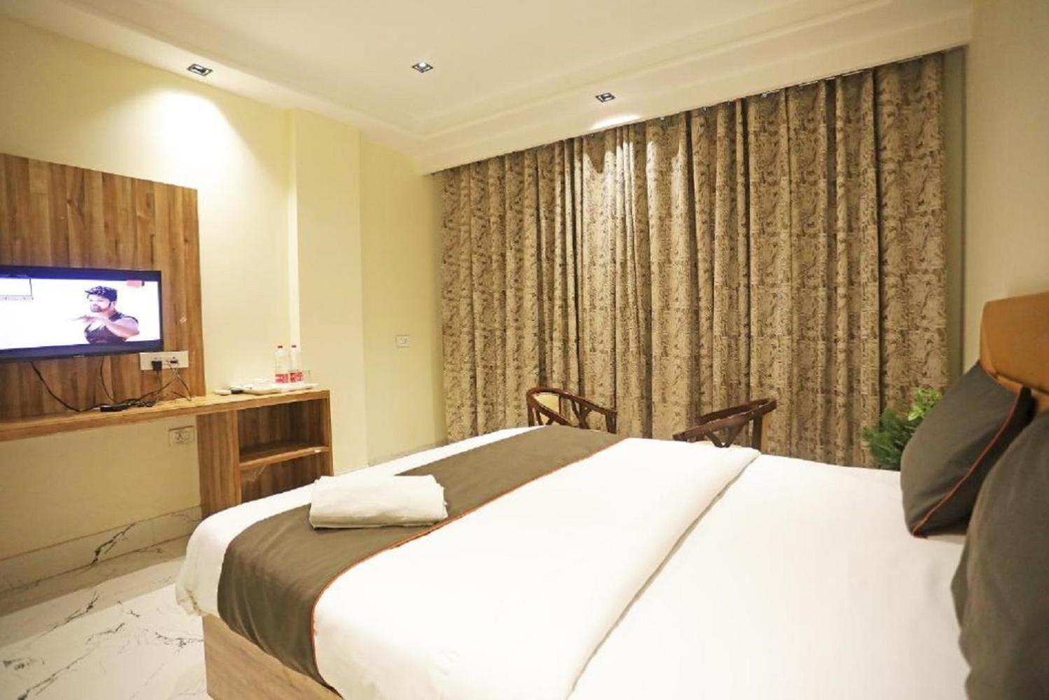 Hotel Royal Paradise By Kdson Új-Delhi Kültér fotó